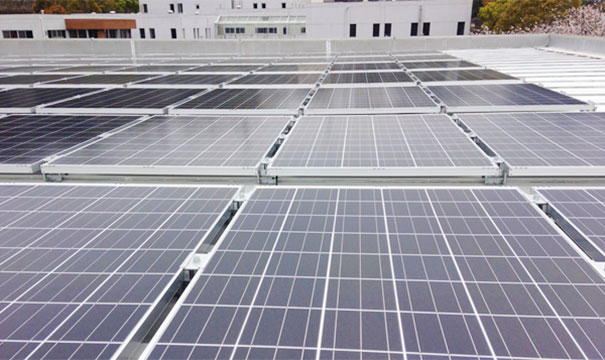 本社の屋上太陽光発電設備